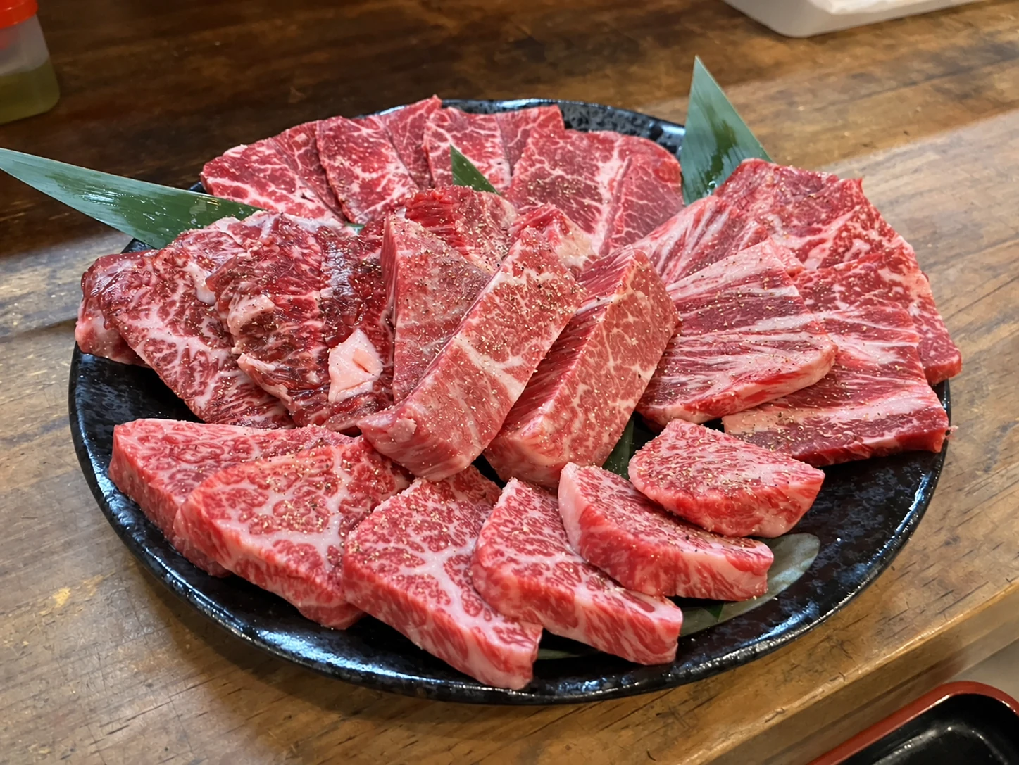 七輪で楽しむ、さまざまな部位を盛ったお肉