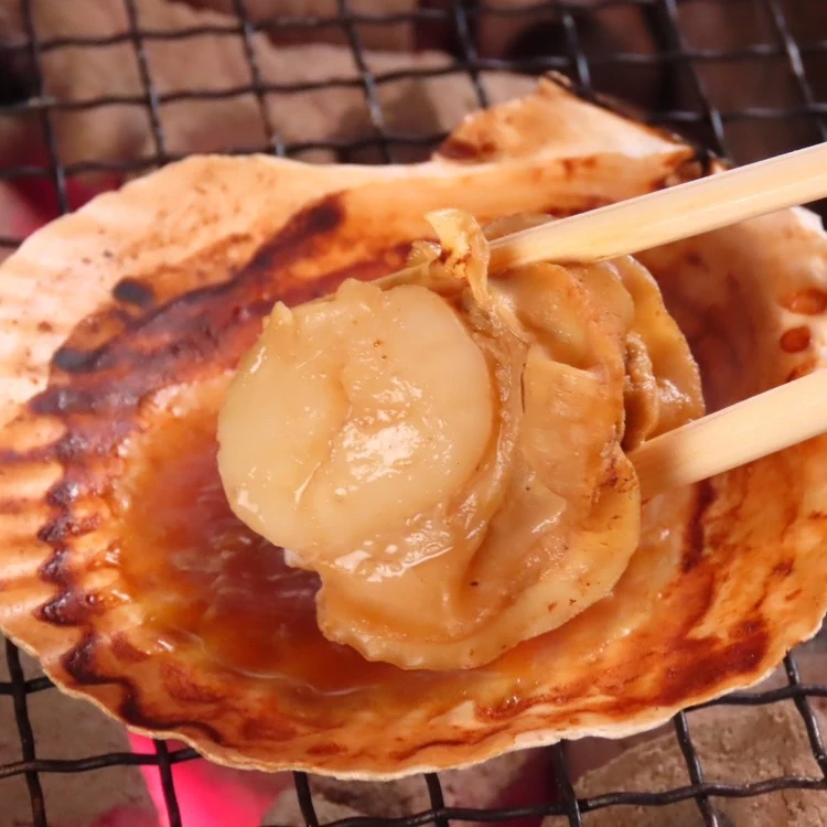 殻の上で焼いたホタテ